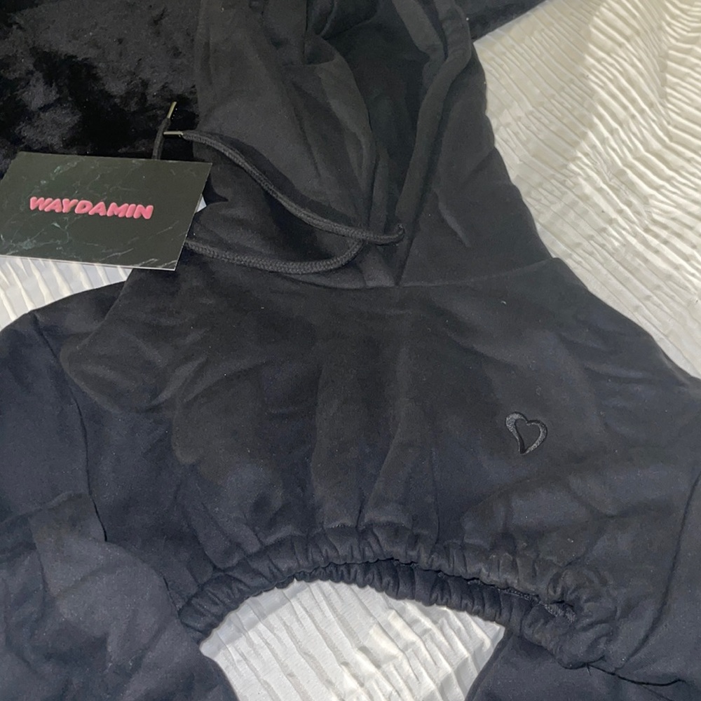 Cropped Hoodie in Black